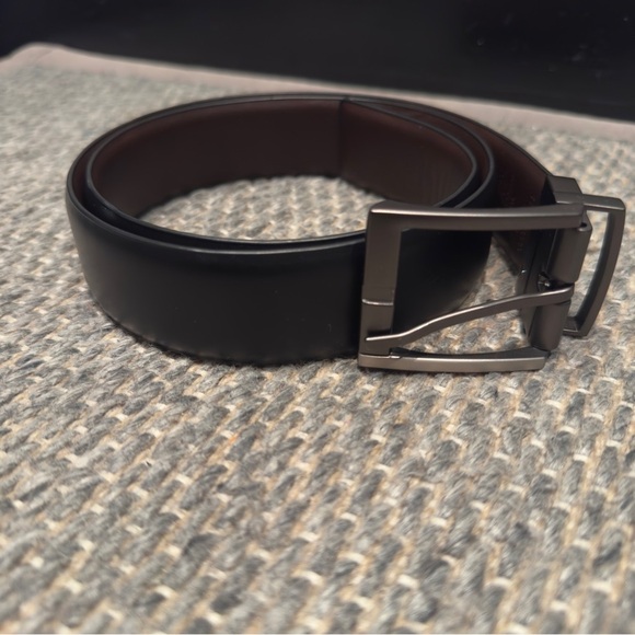Kenneth Cole Reaction - Brown or Black Belt with Silver/Gun Buckle Small 30/32 - Picture 1 of 5